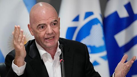 FIFA-Präsident Gianni Infantino (l) verurteilte den Rassismus-Vorfall in der Serie A.