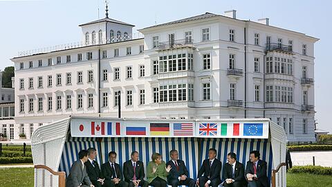 Angela Merkel sitzt zusammen mit anderen Regierungschefs in einem XXL-Strandkorb beim G8-Gipfel in Heiligendamm im Jahr 2007.