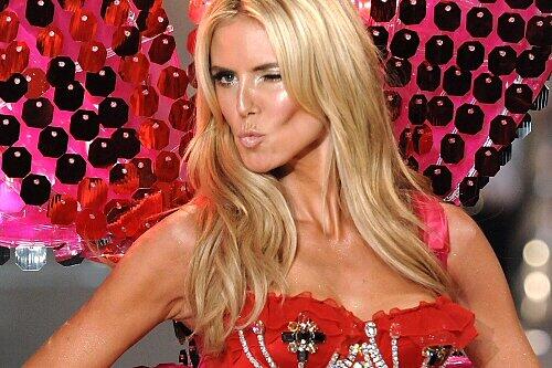 Heidi Klum mit Bonbon-Schleife auf dem Rücken