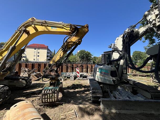Mächtige Bagger stehen an der berühmt-berüchtigten Baustelle. Mächtige Bagger stehen an der berühmt-berüchtigten Baustelle.