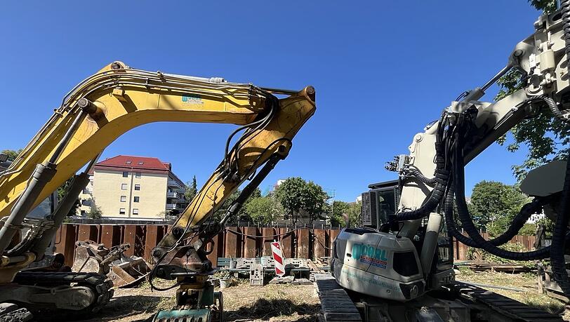 Mächtige Bagger stehen an der berühmt-berüchtigten Baustelle. Mächtige Bagger stehen an der berühmt-berüchtigten Baustelle.