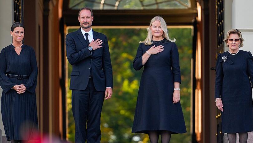 K&ouml;nig Haakon kann bei der Eidzeremonie nicht von seiner Ehefrau Mette-Marit (2.v.r.) begleitet werden, aber von seiner Mutter K&ouml;nigin Sonja (r.).