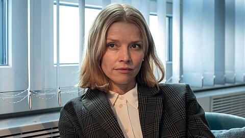 Karoline Schuch tritt als Polizeipsychologin Elli Krieger in "Tatort: Unter Freunden" noch etwas zugekn&ouml;pft auf.