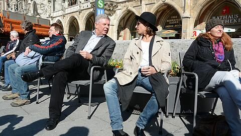 Dieter Reiter beim Probesitzen auf den neuen Stühlen in der Fußgängerzone.