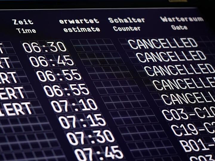 Eine Anzeigetafel auf dem Kölner Flughafen zeigt annullierte Flüge der Fluggesellschaft Germanwings.