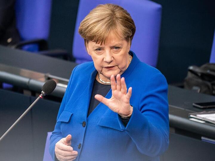 Angela Merkel stellt sich im Bundestag den Fragen der Abgeordneten.