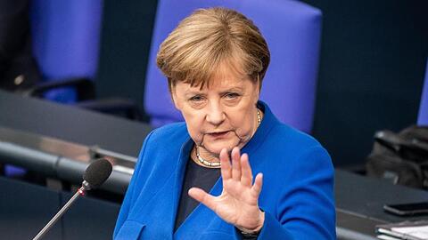 Angela Merkel stellt sich im Bundestag den Fragen der Abgeordneten.