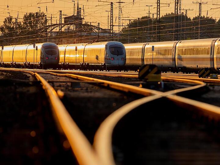 2018 fuhren trotz Zugausfällen und Verspätungen rund 148 Millionen Reisende mit Fernverkehrszügen, so viele wie nie. Dennoch machten sinkende Gewinne und steigende Schulden Investitionen schwieriger.