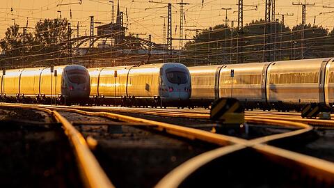 2018 fuhren trotz Zugausfällen und Verspätungen rund 148 Millionen Reisende mit Fernverkehrszügen, so viele wie nie. Dennoch machten sinkende Gewinne und steigende Schulden Investitionen schwieriger.