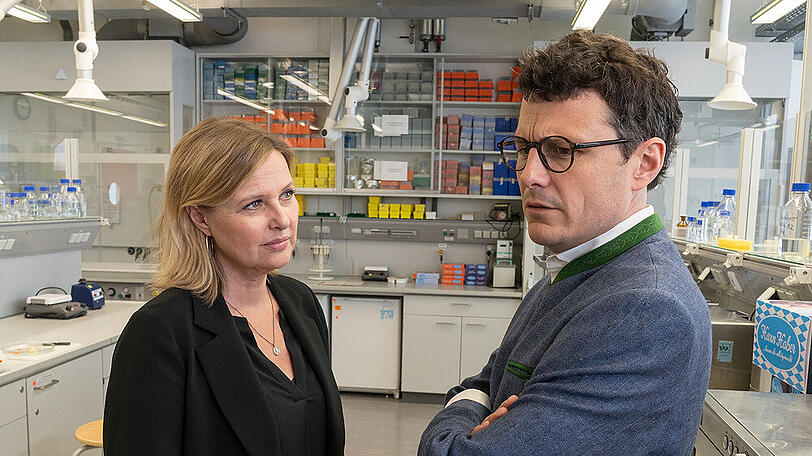 "Die Chefin - Gesundes Bayern": Vera Lanz (Katharina Böhm) und Moritz Haber (Manuel Rubey) führen eine wichtige Unterhaltung