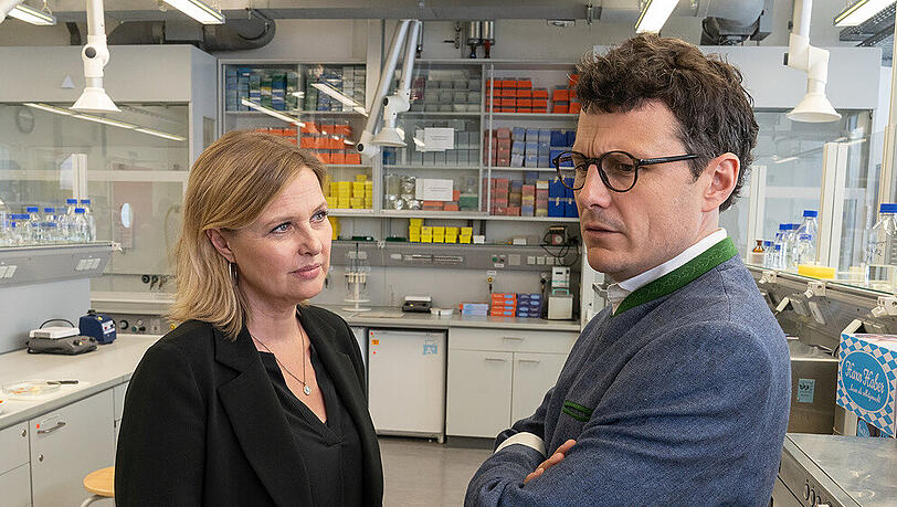 "Die Chefin - Gesundes Bayern": Vera Lanz (Katharina Böhm) und Moritz Haber (Manuel Rubey) führen eine wichtige Unterhaltung "Die Chefin - Gesundes Bayern": Vera Lanz (Katharina Böhm) und Moritz Haber (Manuel Rubey) führen eine wichtige Unterhaltung