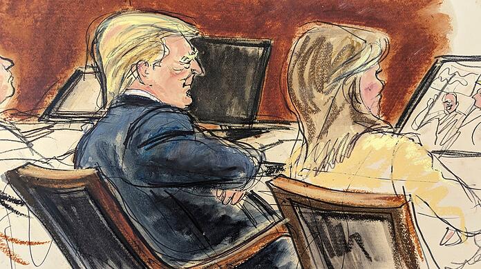 Die Skizze zeigt Donald Trump neben seiner Anwältin im Gerichtssaal in New York.