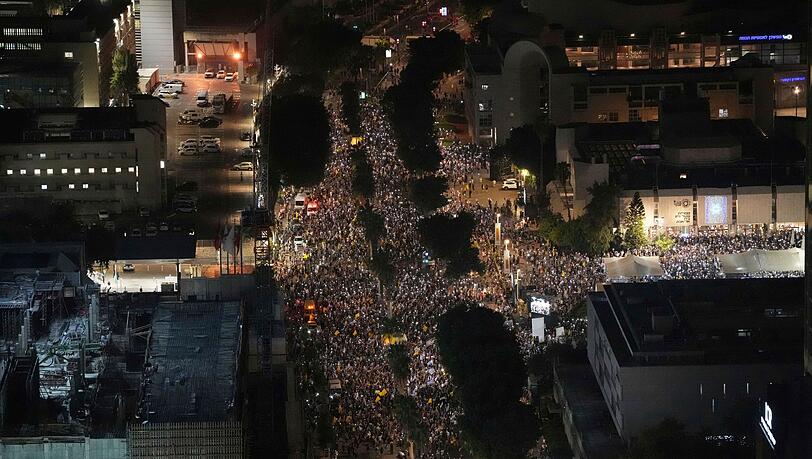 Bei einer Demonstration in Israel haben nach Angaben der Organisatoren Hunderttausende Menschen ein Ende des Gaza-Krieges und die Freilassung der Geiseln gefordert.