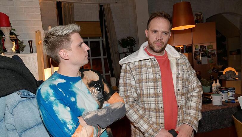 "GZSZ": Moritz (l.) wundert sich &uuml;ber Eriks erneute Versuche, Kontakt zu Matilda aufzunehmen.