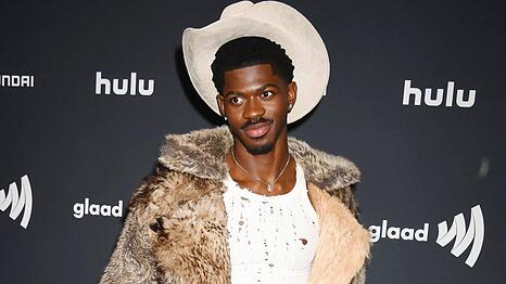 Lil Nas X sorgte im Sommer 2025 mit einem Nackt-Spaziergang f&uuml;r Schlagzeilen.