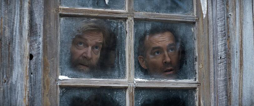 Ex-KGB-Agent Nikolai (Kenneth Branagh, links) hilft dem US-Piloten Troy (Ryan Reynolds), im sibirischen Winter zu überleben. Ex-KGB-Agent Nikolai (Kenneth Branagh, links) hilft dem US-Piloten Troy (Ryan Reynolds), im sibirischen Winter zu überleben.