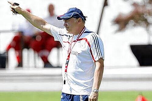 &bdquo;Ich erwarte viel von meinen Spielern&ldquo;: Hermann Gerland gibt den Jungstars die Richtung vor.
