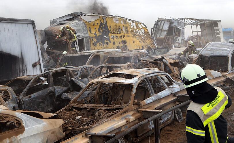 Feuerwehrleute sind am Freitag auf der Autobahn A19 bei Kavelstorf in der Nähe von Rostock bei einer Massenkarambolage im Einsatz. Bei einem Sandsturm fuhren in beiden Fahrtrichtungen Dutzende Fahrzeuge und LKW ineinander und brannten teilweise aus.