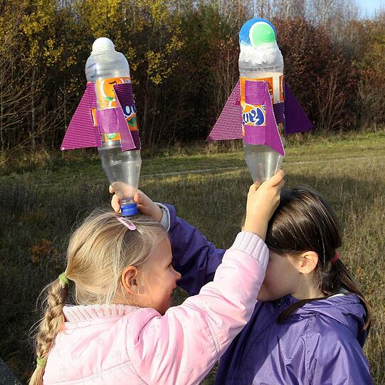 Diese Mädchen haben steile Raketen aus alten Fanta-Flaschen gebastelt.