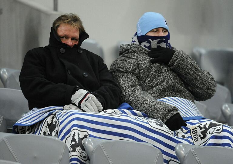 Minus elf Grad in der Allianz Arena, Fußball im Kühlschrank: 13.000 Fans des TSV 1860 München bibbern beim Heimspiel gegen Energie Cottbus: die Bilder