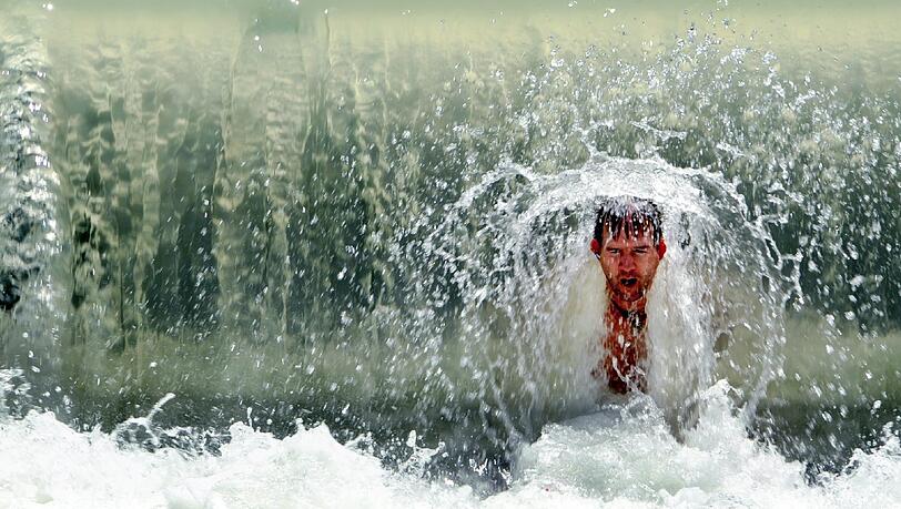 Über 30 Grad! Da hilft nur Abkühlung, wie dieser Mann im Englischen Garten. Über 30 Grad! Da hilft nur Abkühlung, wie dieser Mann im Englischen Garten.