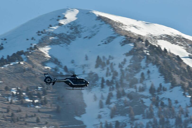 Mit Helikoptern wurden die Rettungstrupps auch am Donnerstagmorgen zur Unfallstelle geflogen.