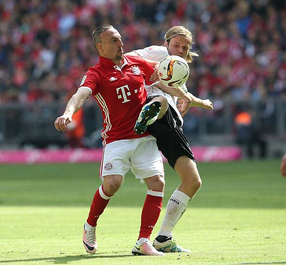 Franck Ribéry, Note 3: Darf für Frankreich nicht bei der EM spielen, die Bayern wird's freuen. Denn dass der 33-Jährige inzwischen ab und an Pausen braucht, war offensichtlich. Ribéry wirkte müde, vergab noch eine Riesenchance (75.).