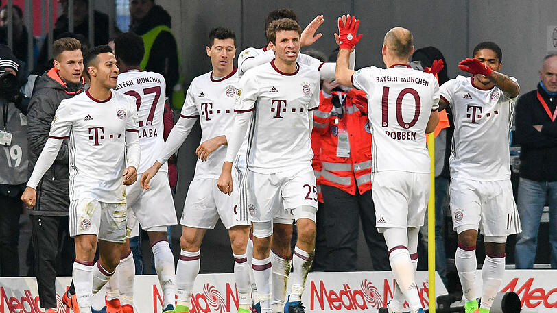 Die Bayern gewinnen ihr Spiel gegen den FC Ingolstadt in der letzte Minute - die Konkurrenz patzt hingegen.