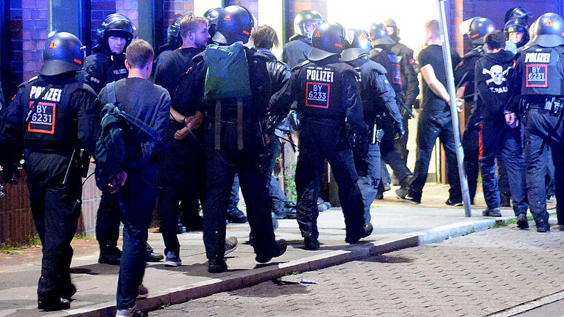 Gegen Mitternacht greift die Polizei dann ein &ndash; mit Wasserwerfern und Tränengas ging man gegen die Linksextremen vor.