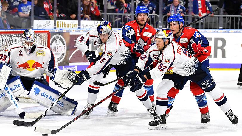 Im Finale gegen Mannheim gefordert: Danny aus den Birken, Keith Aulie und Patrick Hager (v.l.) vom EHC Red Bull München.