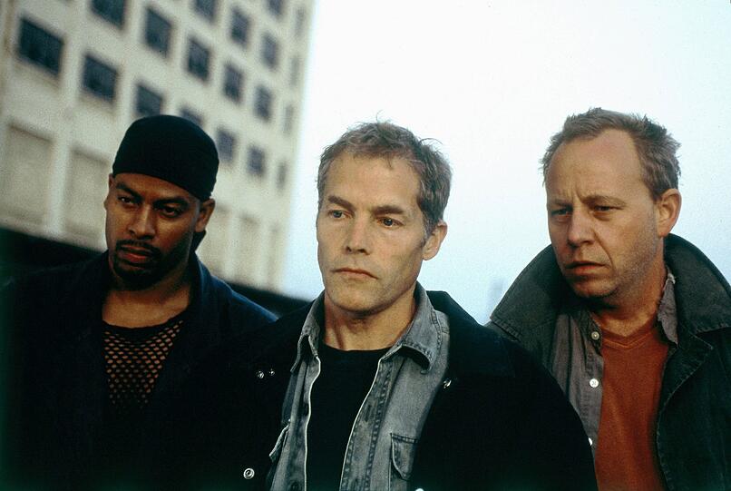 Schauspieler Michael Massee (Mitte) erschoss am Set des Films "The Crow" aus Versehen seinen Kollegen Brandon Lee, Sohn der Kung-Fu-Legende Bruce Lee. Statt mit einer Attrappe hatte Massee mit einer echten Waffe geschossen.