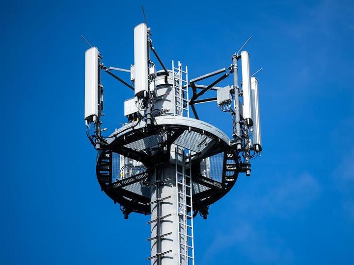 Ein Mast mit verschiedenen Antennen von Mobilfunkanbietern.