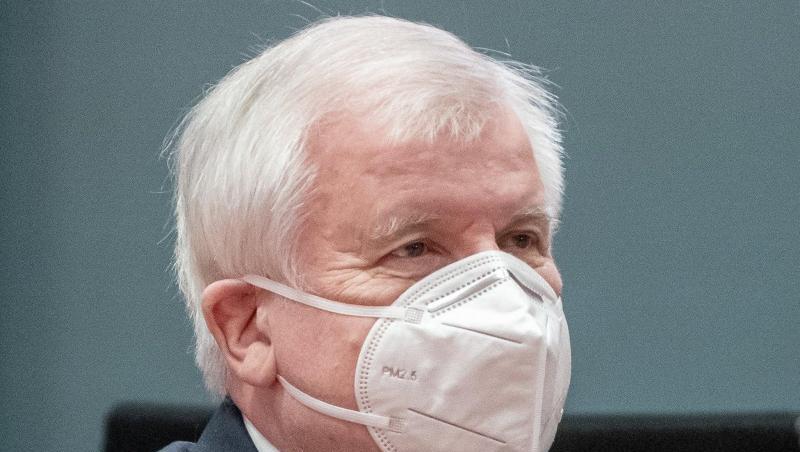 Horst Seehofer (CSU), Bundesminister des Innern, für Bau und Heimat, mit Mundschutz.