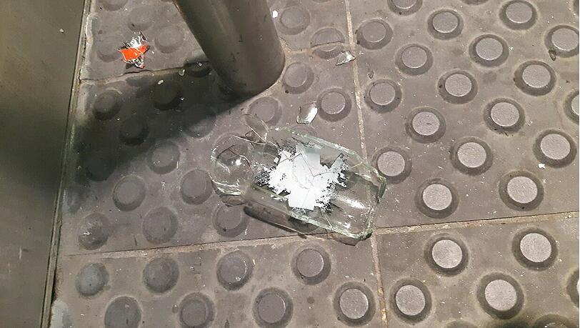 Die zerbrochene Glasflasche.