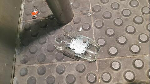 Die zerbrochene Glasflasche.