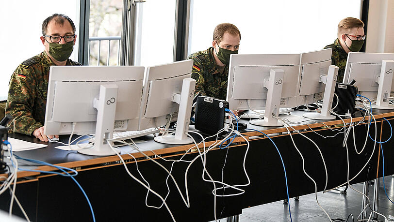 Mitte Dezember 2020: Soldaten der Bundeswehr unterstützen das Gesundheitsamt im hessischen Gelnhausen. Das wird nun bald auch in München der Fall sein. (Archivbild) Mitte Dezember 2020: Soldaten der Bundeswehr unterstützen das Gesundheitsamt im hessischen Gelnhausen. Das wird nun bald auch in München der Fall sein. (Archivbild)