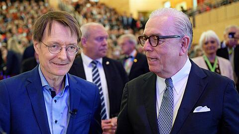 Bundesgesundheitsminister Karl Lauterbach (l) und Ärztekammerpräsident Klaus Reinhardt beim Deutschen Ärztetag in Essen.
