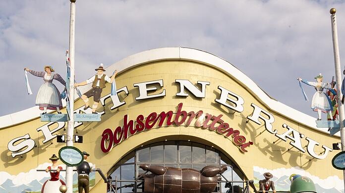 Die Ochsenbraterei auf der Wiesn wird von Spaten Bräu beliefert. Was die Besucher nicht sehen, sind die großen Biertanks an der Rückseite, die jede einzelne Schänke mit frischem Spaten versorgen.