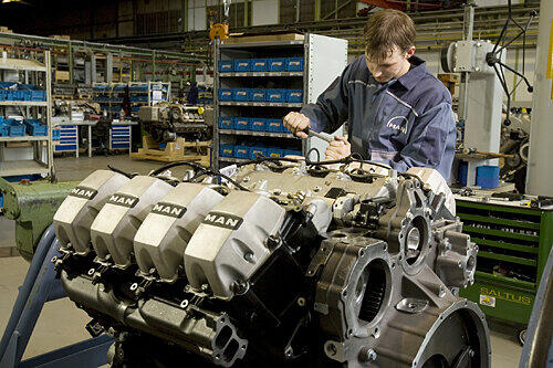 Auch im Nürnberger MAN-Motorenwerk ist für viele Metall-Arbeitnehmer Kurzarbeit angemeldet. Insgesamt arbeiten im Arbeitsagentur-Bezirk Nürnberg inzwischen über 33.000 Beschäftigte kurz. Die Arbeitslosenquote stieg im Februar auf 6,1Prozent.