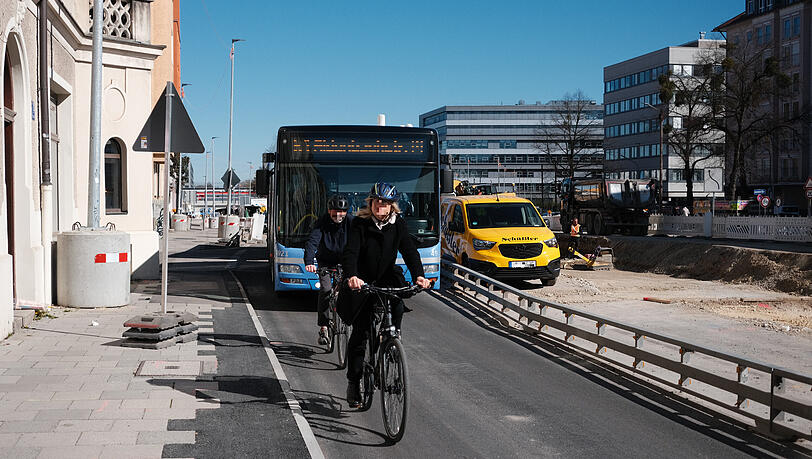 Auf der F&uuml;rstenrieder Stra&szlig;e geht es immer noch beengt zu. Radler m&uuml;ssen auf der Stra&szlig;e fahren.