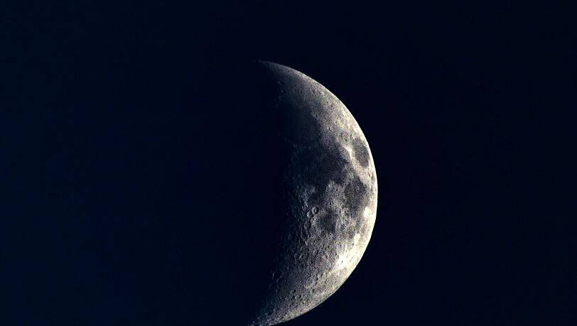 Der Mond ist als Sichel im Nachthimmel &uuml;ber Tschechien zu sehen. (Symbolbild)
