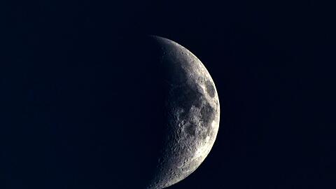 Der Mond ist als Sichel im Nachthimmel &uuml;ber Tschechien zu sehen. (Symbolbild)
