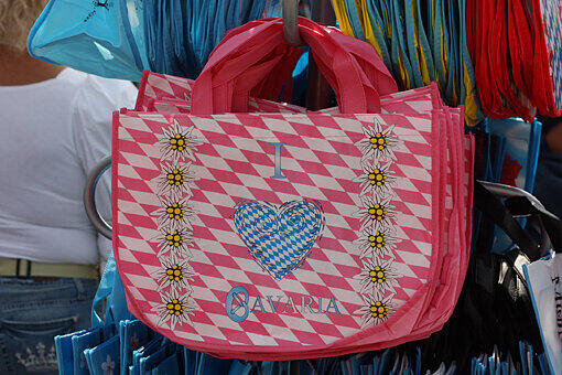 In diesem Jahr gibt es die Wiesn-Gedächtnisplastiktasche. Sie ist bunt und mit lustigen Sprüchen wie "Single" bedruckt. Was hier außer Geldbörse und Kamera reinpassen soll, ist dennoch fraglich.