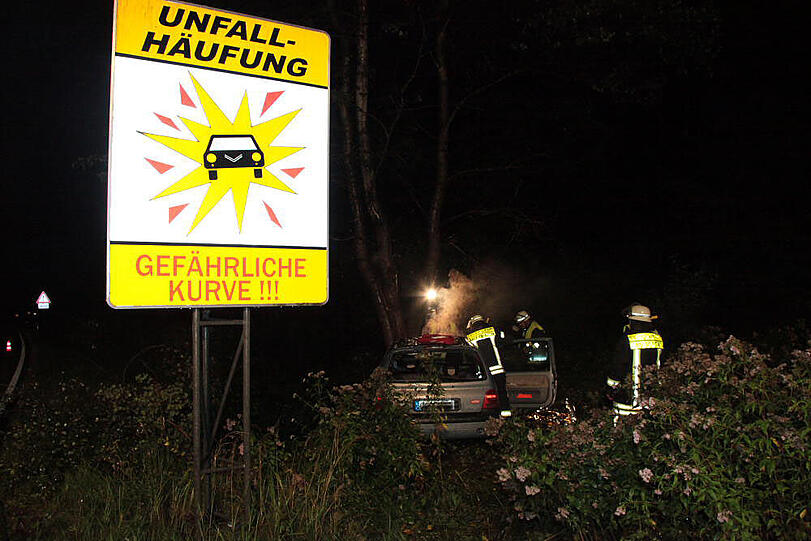 Heftiger Crash im Großhaager Forst: Ein 26-Jähriger kommt von der Fahrbahn ab und prallt gegen einen Baum