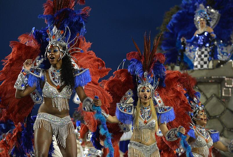 Ziemlich bunt, ziemlich heiß und ziemlich nackt: Beim Sambodromo tobt der brasilianische Karneval bei Temperaturen von über 30 Grad. Die Bilder.