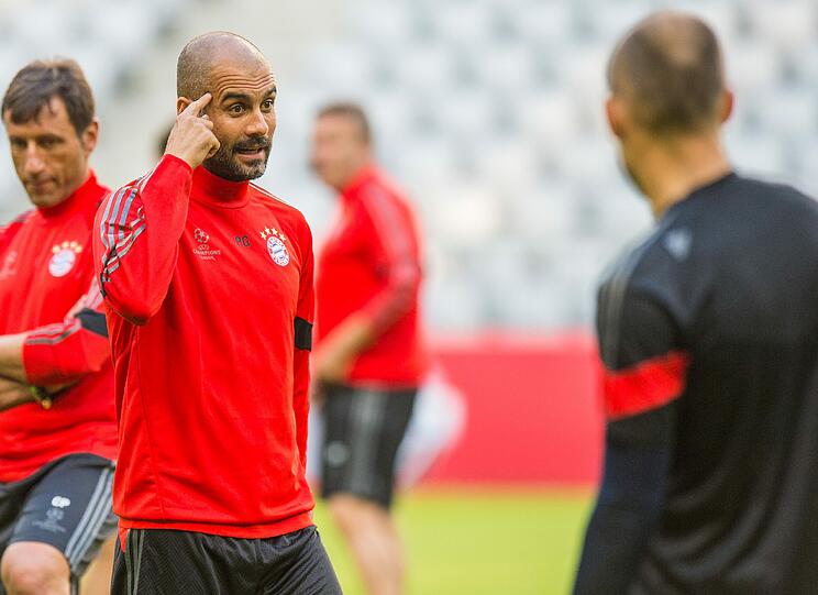 Der FC Bayern beim Abschlusstraining in der Allianz Arena. Mit dabei: Arjen Robben und Thiago.