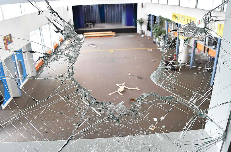 Ein chaotisches Bild erwartete die Polizei im Schulzentrum in Taufkirchen.