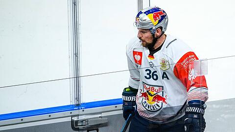 Bedient: Münchens Yannic Seidenberg während des CHL-Endspiels in Göteborg gegen die Frölunda Indians.