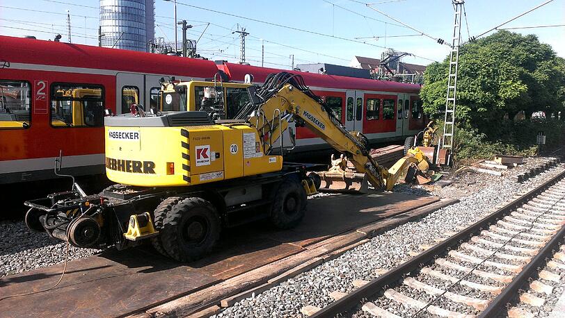 In der Mitte steht ein Bagger...