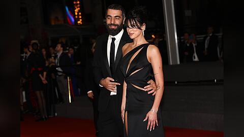 Dua Lipa und Romain Gavras gemeinsam in Cannes.